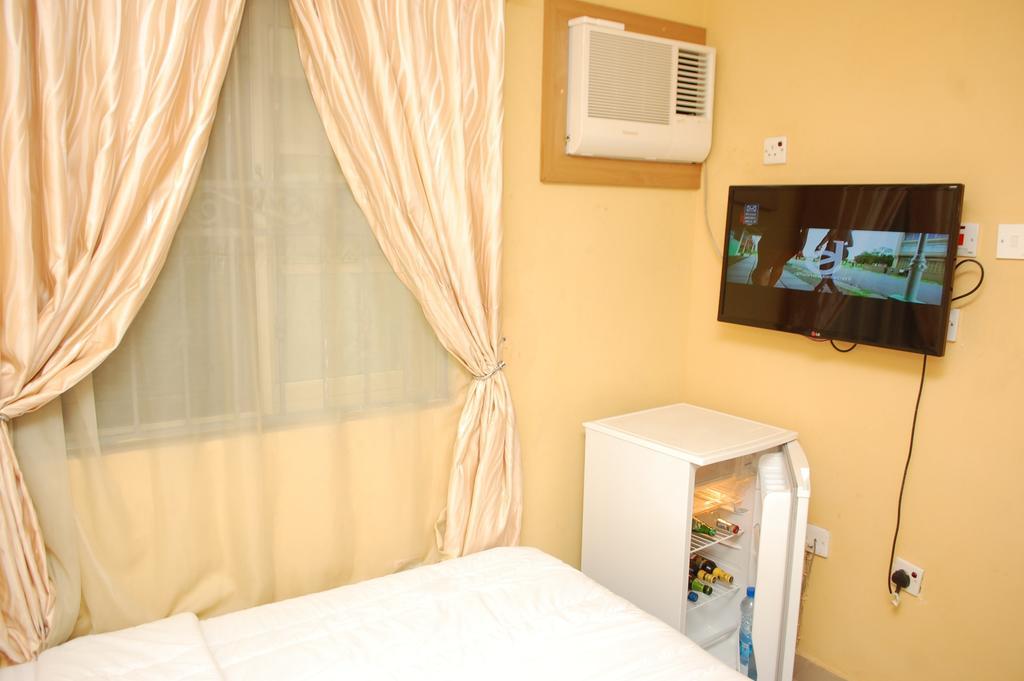 De Lawrence Court & Suites Ikeja Exterior photo