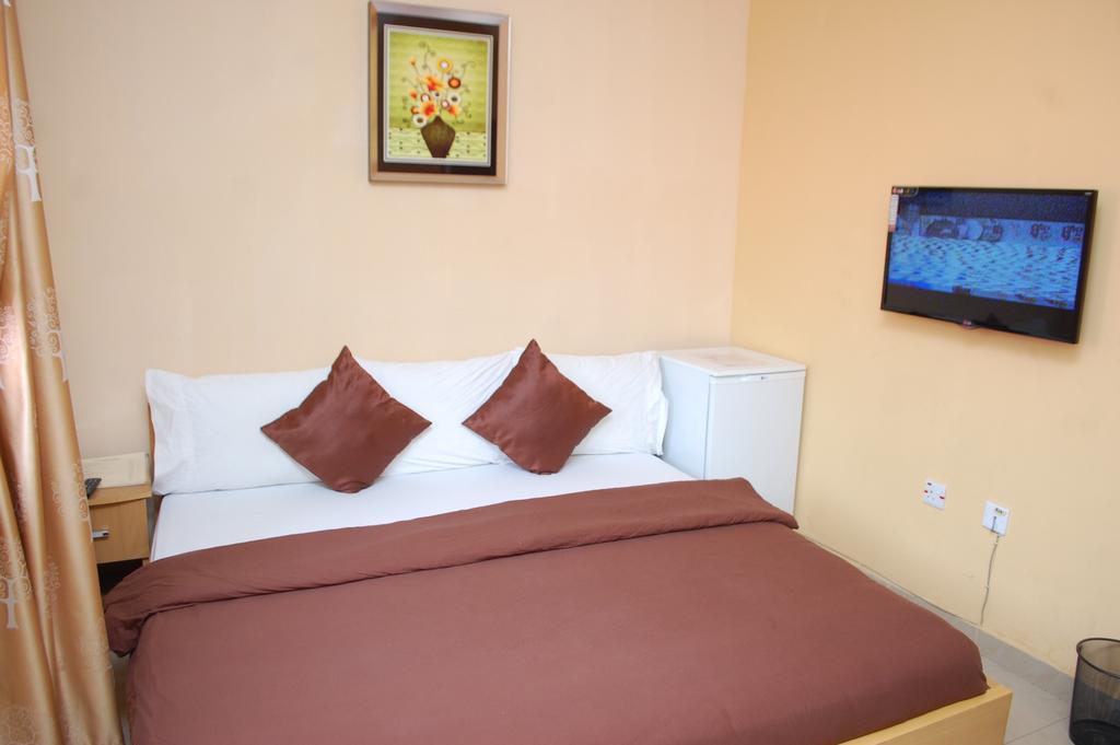 De Lawrence Court & Suites Ikeja Room photo