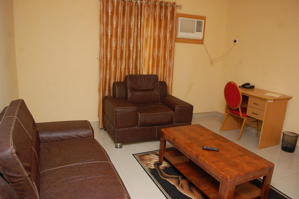 De Lawrence Court & Suites Ikeja Room photo