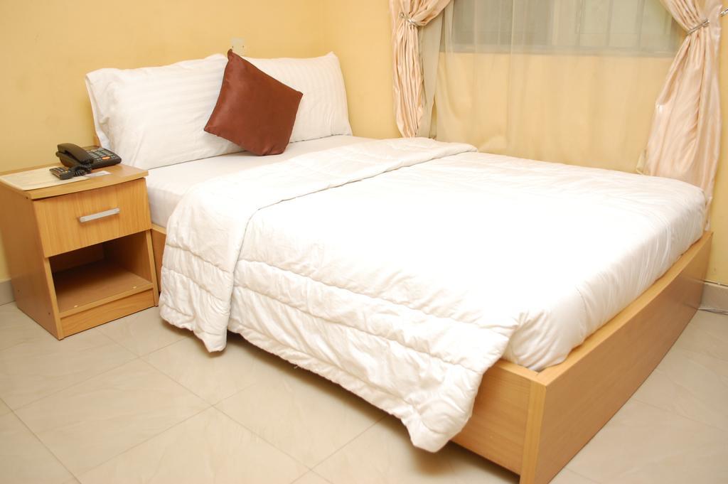 De Lawrence Court & Suites Ikeja Room photo