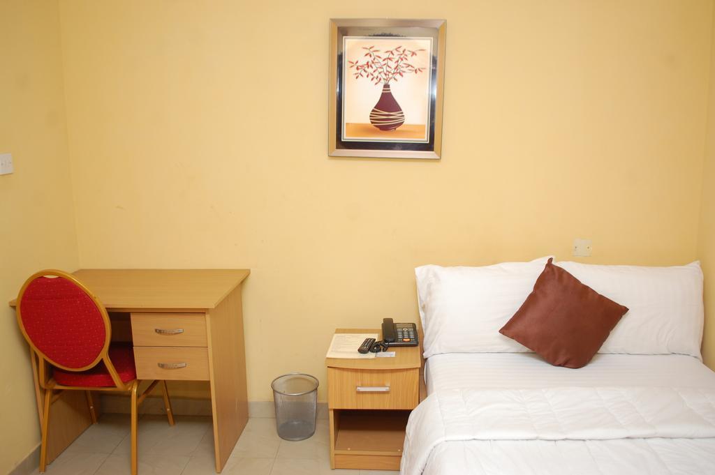 De Lawrence Court & Suites Ikeja Room photo